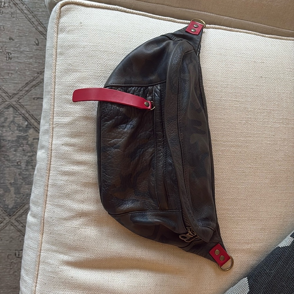 Like new Parker Thatch Camo Sling Bag
